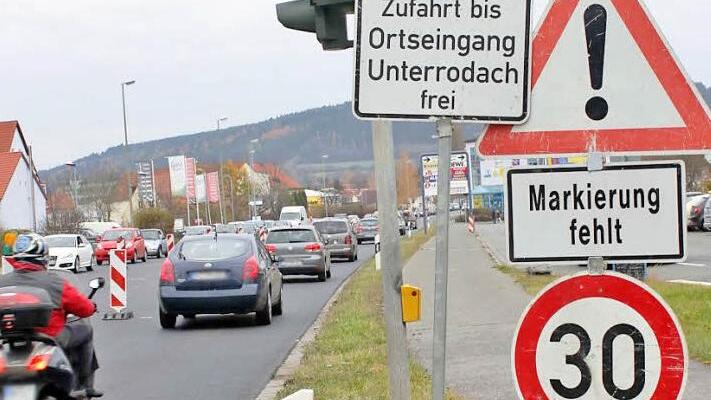 Witterungsbedingt konnte nach der Neuasphaltierung der B173 die Fahrbahnmarkierung noch nicht aufgebracht werden. Nun hofft man auf Sonnenstrahlen in der kommenden Woche, damit die Fahrbahn richtig durchtrocknet. Sollte die Sonne sich nicht zeigen, bleibt die einspurige Verkehrsführung. Foto: Herbert Schellberg