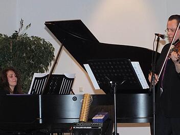 Barbara Moritz und Matthias Klink bei ihrem ersten vorweihnachtlichen Konzert in der Alten Aula. Foto: Björn Hein