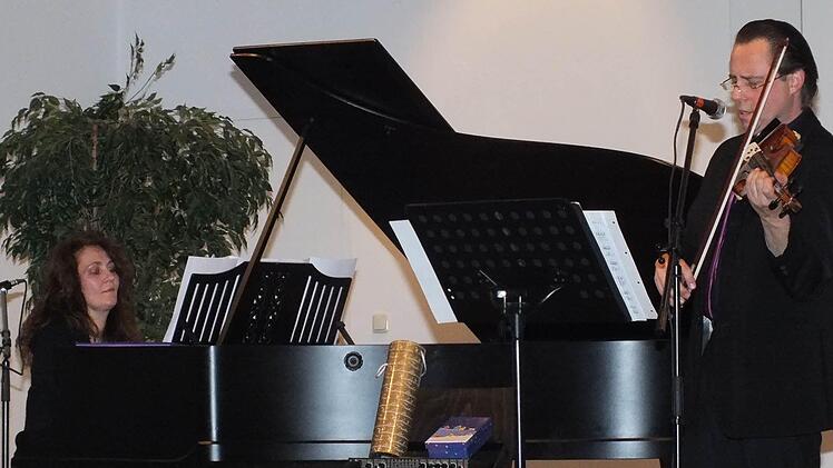 Barbara Moritz und Matthias Klink bei ihrem ersten vorweihnachtlichen Konzert in der Alten Aula. Foto: Björn Hein