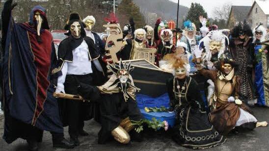 Wer will an Fasching schon nach Italien: Carnevale die Venezia gibt es auch in Neuschleichach.