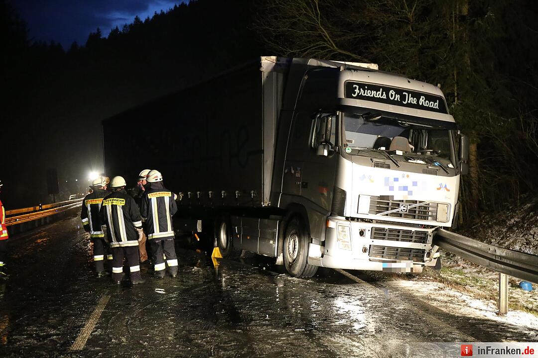 Drei Verletzte bei Unfall auf ploetzlich winterglatten Bundesstrasse