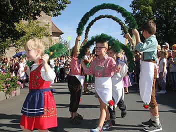 Die Jüngsten, die beim Tanz der Lindenkinder mitmachten, waren gerade erst im Kindergartenalter - trotzdem beherrschten sie die Choreographie des Tanzes perfekt: Fotos: Sonny Adam