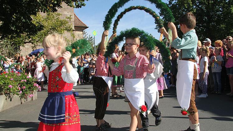 Die Jüngsten, die beim Tanz der Lindenkinder mitmachten, waren gerade erst im Kindergartenalter - trotzdem beherrschten sie die Choreographie des Tanzes perfekt: Fotos: Sonny Adam