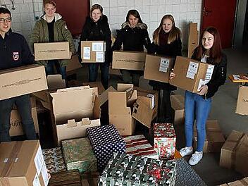 Hoch die Pakete: Der Feuerwehrnachwuchs in der "Paketstation"  Foto: Feuerwehr Kirchehrenbach/smü