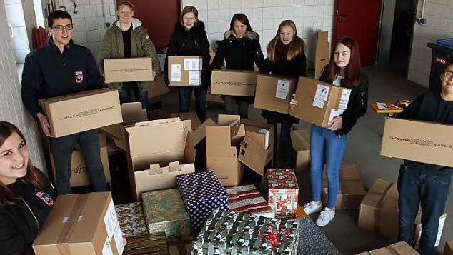 Hoch die Pakete: Der Feuerwehrnachwuchs in der "Paketstation"  Foto: Feuerwehr Kirchehrenbach/smü