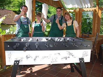 Der Kicker aus Kosbach tut Gutes f&uuml;r psychisch Kranke in Italien. Das Seitenteil hat die Mannschaft von Juventus Turin signiert. Foto: privat