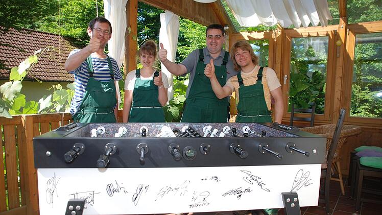 Der Kicker aus Kosbach tut Gutes f&uuml;r psychisch Kranke in Italien. Das Seitenteil hat die Mannschaft von Juventus Turin signiert. Foto: privat