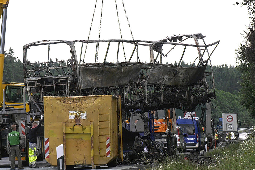 Busunglück Münchberg: Buswrack von A9 geborgen