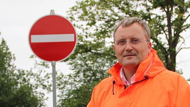 Klaus Schwab vom Staatlichen Bauamt Nürnberg ist erleichtert, dass es mit dem provisorischen Aischübergang in Höchstadt nun endlich geklappt hat.