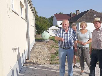 Jetzt geht es an den Feinschliff: Wolfgang Vogt erklärte Nina Liebermann und Werner Thomas, wie die Terrasse hinter dem neuen Itzgrundmarkt aussehen soll. Foto: Berthold Köhler