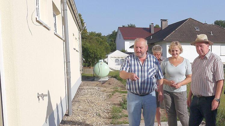 Jetzt geht es an den Feinschliff: Wolfgang Vogt erklärte Nina Liebermann und Werner Thomas, wie die Terrasse hinter dem neuen Itzgrundmarkt aussehen soll. Foto: Berthold Köhler