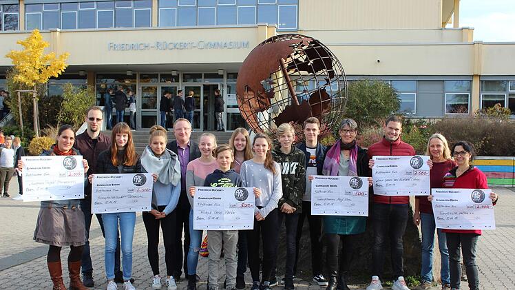 Bei der Spendenübergaben wurden insgesamt 9000 Euro für den guten Zweck gegeben.