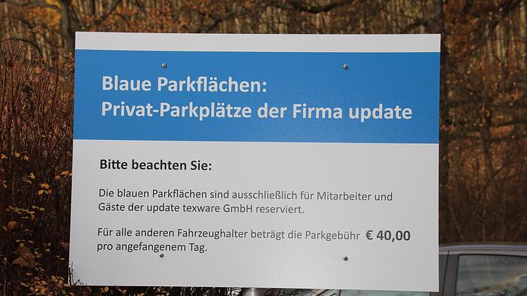 Das auf dem Parkplatz angebrachte Schild macht deutlich, dass all die, die ihr Auto auf update-texware-Stellflächen parken, 40 Euro zahlen müssen.