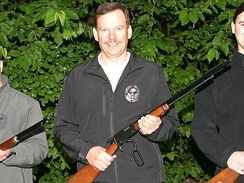Auch in diesem Jahr dominierten die Unterhebelgewehr-C-Schützen der Schützengesellschaft Ebern bei den Bezirksmeisterschaften. In Nüdlingen gelang dem Team mit (von links) Carsten Präger, Helmut Stubenrauch und Kevin Heider mit 96 Treffern der insgesamt zwölfte Mannschaftstitelgewinn. Stubenrauch sicherte sich zudem mit 39 von 40 möglichen Treffern Platz 1 im Einzelwettbewerb.  Foto: Wolfgang Dietz