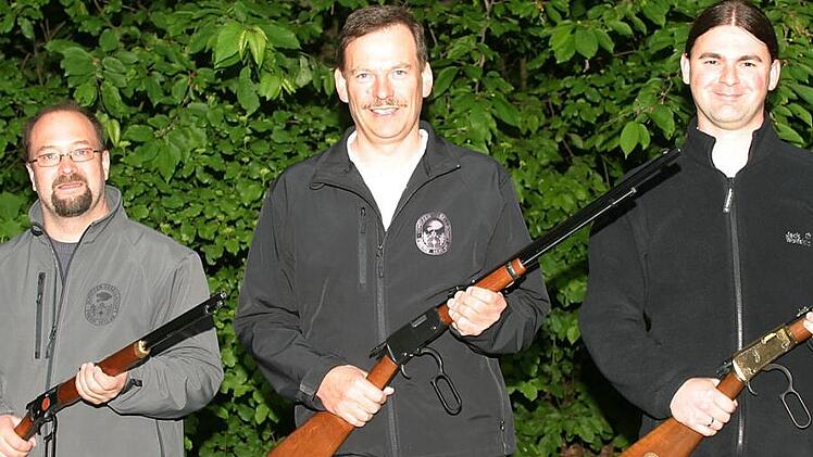 Auch in diesem Jahr dominierten die Unterhebelgewehr-C-Schützen der Schützengesellschaft Ebern bei den Bezirksmeisterschaften. In Nüdlingen gelang dem Team mit (von links) Carsten Präger, Helmut Stubenrauch und Kevin Heider mit 96 Treffern der insgesamt zwölfte Mannschaftstitelgewinn. Stubenrauch sicherte sich zudem mit 39 von 40 möglichen Treffern Platz 1 im Einzelwettbewerb.  Foto: Wolfgang Dietz