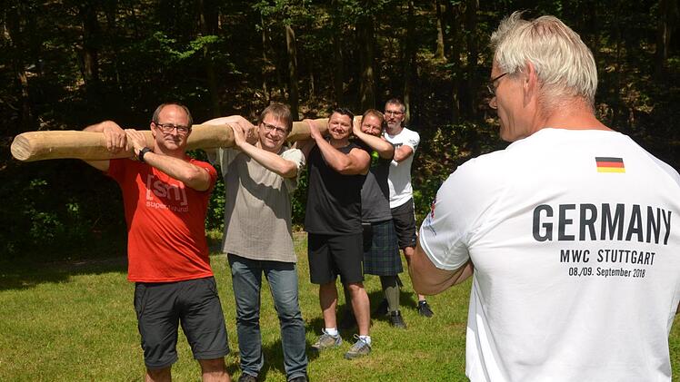 Vom Vizeweltmeister Jürgen Stickelbrock trainiert und noch gemeinsam unter dem Baumstamm: Thomas Trabert (von links) und Wolfgang Storch beide vom Fuldaer Clan, Waldemar Reger aus Bad Kissingen und vom Höörder Clan Andreas Sauer und Manuel Diez.  Foto: Peter Rauch