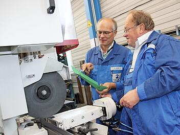 Der Kulmbacher Gerhard Hacker (rechts) ist nach 33 Jahren bei der Maschinenfabrik Fischer in den Ruhestand gegangen. Anhand einer Laufkarte, die Meister Andreas Zeis hält, schneidet er noch einmal ein Rechteckrohr aus Stahl an einer Säge zurecht.  Foto: Stephan Stöckel