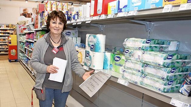 Marianne Geier vom Rewe-Markt in Stadtsteinach vor dem fast leerger&auml;umten Regal mit Toilettenpapier. "Wir geben pro Person nur noch eine Packung ab", sagt sie.