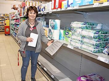 Marianne Geier vom Rewe-Markt in Stadtsteinach vor dem fast leergeräumten Regal mit Toilettenpapier. "Wir geben pro Person nur noch eine Packung ab", sagt sie.