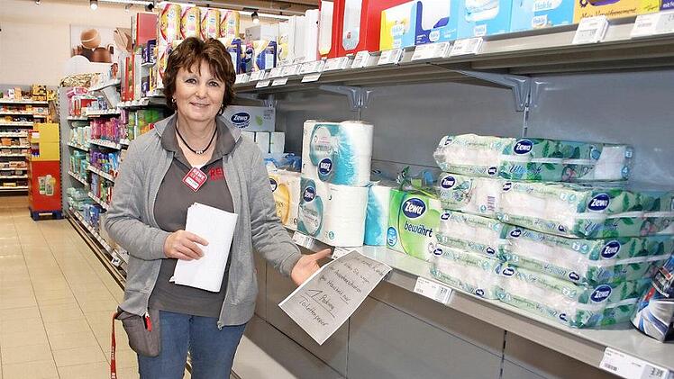 Marianne Geier vom Rewe-Markt in Stadtsteinach vor dem fast leergeräumten Regal mit Toilettenpapier. "Wir geben pro Person nur noch eine Packung ab", sagt sie.