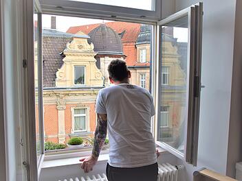 Andreas Göhring-Hühn blickt immer öfter mit Sorge aus dem Fenster seiner Wohnung in der Webergasse. Tagsüber ist es vor der Haustür eher ruhig - doch am späten Abend rauben ihm lärmende Betrunkene und protzende Raser wieder den Schlaf.
