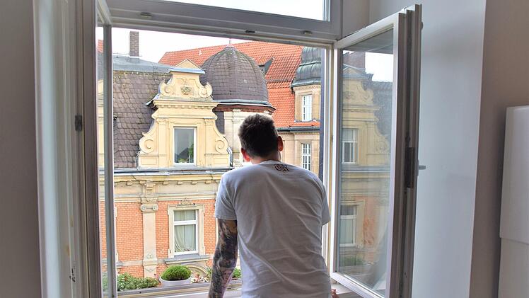 Andreas Göhring-Hühn blickt immer öfter mit Sorge aus dem Fenster seiner Wohnung in der Webergasse. Tagsüber ist es vor der Haustür eher ruhig - doch am späten Abend rauben ihm lärmende Betrunkene und protzende Raser wieder den Schlaf.