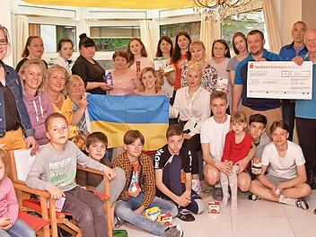 Freude herrschte be der Spendenübergabe in der "Villa Zuflucht" an den Vorsitzenden der Opferhilfe Oberfranken, Alfons Hrubesch (Dritte von rechts)