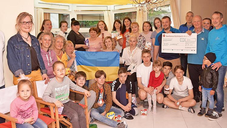 Freude herrschte be der Spendenübergabe in der "Villa Zuflucht" an den Vorsitzenden der Opferhilfe Oberfranken, Alfons Hrubesch (Dritte von rechts)