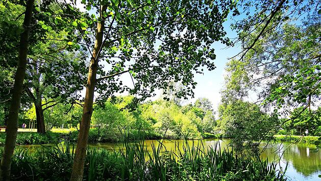 Immer wieder finden F&uuml;hrungen durch den idyllischen Freizeitpark &bdquo;Villeneuve-sur-Lot&ldquo; in Neustadt statt.