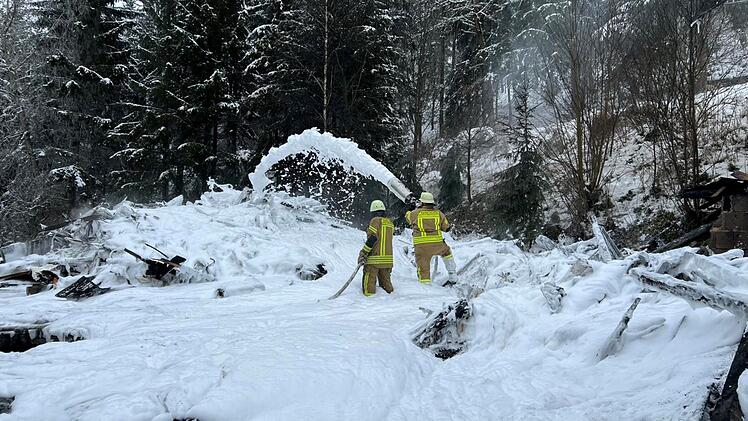 Ludwigsstadt: Feuerwehr-Großeinsatz bei Brand in „Liftstuben“ – eindrucksvolle Bilder