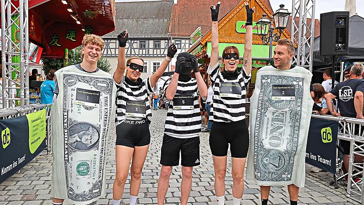 Die Teammitglieder der Sparkasse verkleideten sich als rennende Geldscheine und Panzerknacker. Daf&uuml;r gab es den Sonderpreis f&uuml;r&lsquo;s Outfit.Sonny Adam