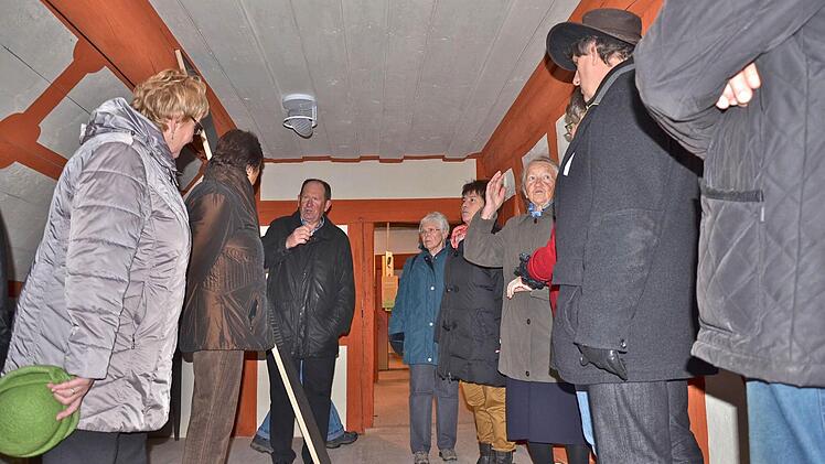 An ihrer Gestik ist unschwer zu erkennen, dass Irmgard Schmidt in ihrem Element ist. Die Museumsbesucher hören gespannt zu.