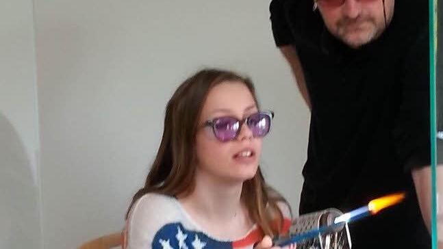 Während einige Achtklässler unter Anleitung das Werkzeug der Glasbläser ausprobieren ... Foto: Pia Kestel