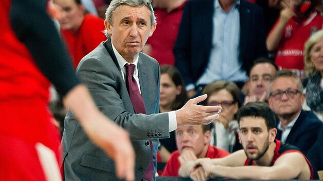 Der Svetislav Pesic (M) von Bayern M&uuml;nchen verfolgt den Spielverlauf. Foto: Daniel Karmann/dpa