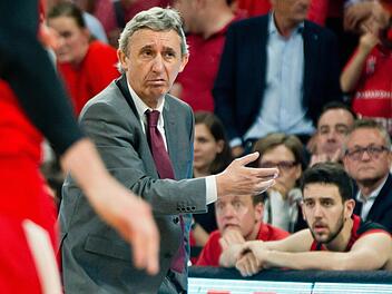 Der Svetislav Pesic (M) von Bayern München verfolgt den Spielverlauf. Foto: Daniel Karmann/dpa