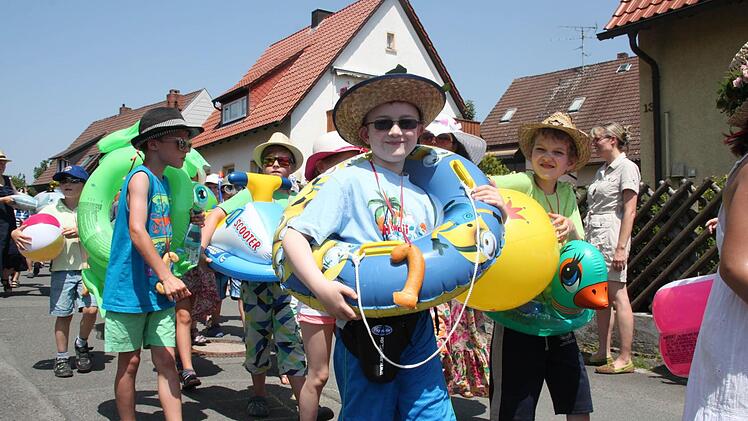 "Sommer, Sonne, Strand und Meer" lautete das Motto beim Wiesenfest in Melkendorf. Foto: Stephan Stöckel