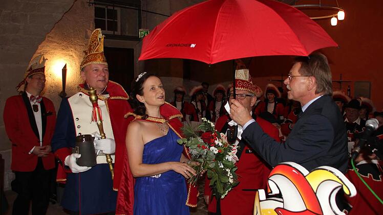 Schirmherr Wolfgang Beiergrößlein (rechts) hat einen Schirm für das neue Kronacher Prinzenpaar Udo I. und Silke II. Mit im Bild Kanzler Georg Löffler.  Foto: Friedwald Schedel