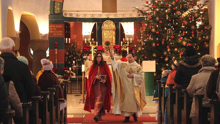 Pater Claus Bayer segnet die Könige und die Gläubigen.