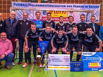 Die erfolgreichen Fu&szlig;baller des FC Sand und die Offiziellen bei der Siegerehrung in der Kitzinger Sickergrundhalle nach der unterfr&auml;nkischen Meisterschaft im Futsal Fotos: privat