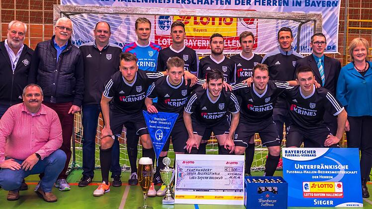 Die erfolgreichen Fu&szlig;baller des FC Sand und die Offiziellen bei der Siegerehrung in der Kitzinger Sickergrundhalle nach der unterfr&auml;nkischen Meisterschaft im Futsal Fotos: privat