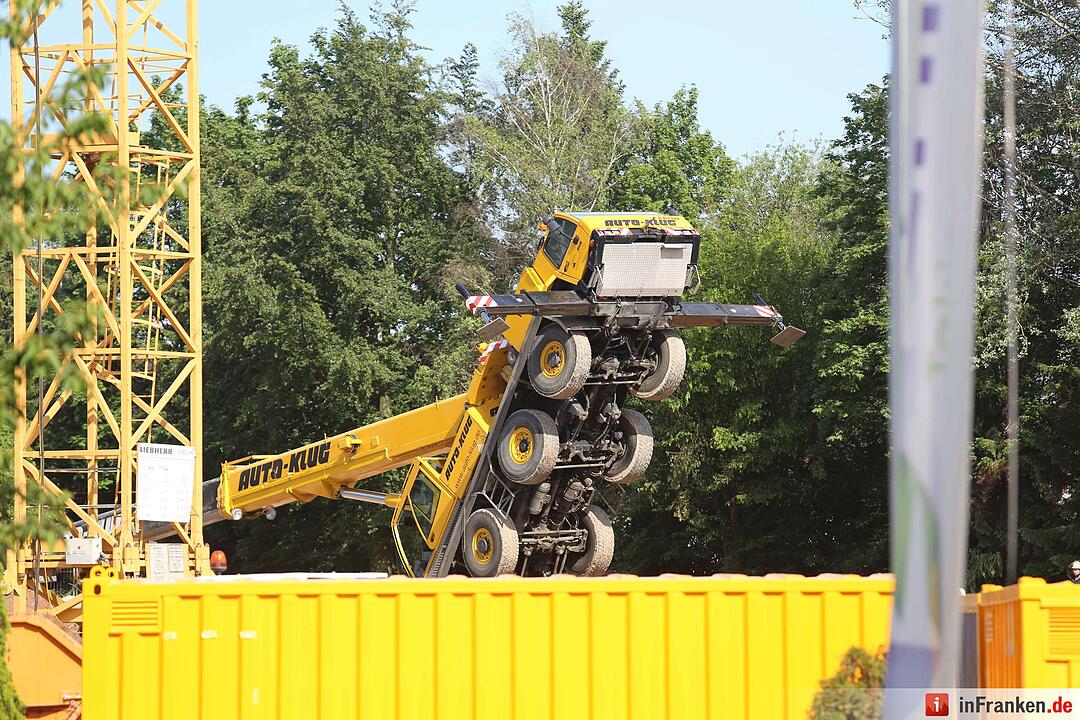 Autokran auf Baustelle in Bayreuth umgestürzt