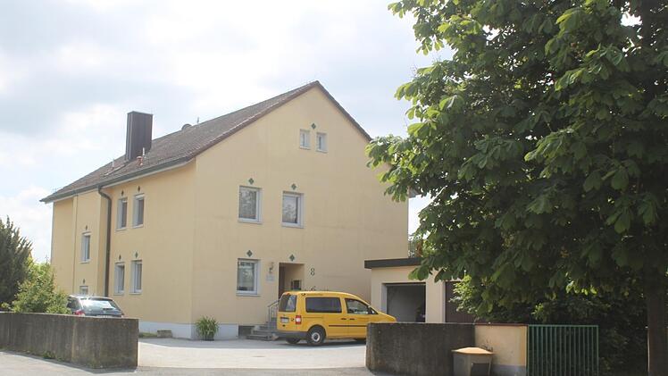 Dem Abriss des Pfarrhauses in der Prälat-Meixner-Straße zur Erweiterung des benachbarten Ebensfelder Kindergartens stimmte die Erzdiözese Bamberg nicht zu. Der Pfarrgarten dürfte jedoch genutzt werden. Foto: Matthias Einwag