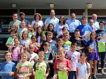 Die ausgezeichneten Schüler des FRG Ebern, darunter Rose Baroness von Stackelberg (rechts außen im lila T-Shirt) und links dahinter Felix Dümig mit dem "Genie"-T-Shirt.  Foto: Bettina Knauth