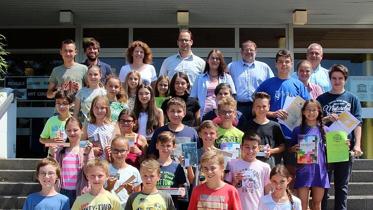 Die ausgezeichneten Schüler des FRG Ebern, darunter Rose Baroness von Stackelberg (rechts außen im lila T-Shirt) und links dahinter Felix Dümig mit dem "Genie"-T-Shirt.  Foto: Bettina Knauth