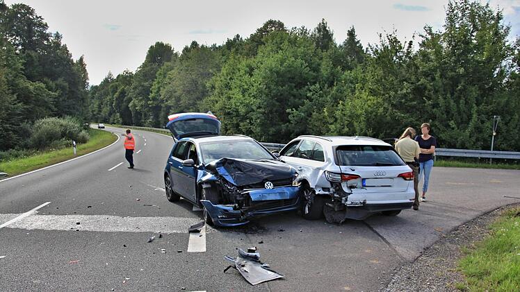 Die Unfallstelle an der Einmündung Unterpreppach in die Staatsstraße 2278 aus Richtung Ebern, entgegen der Fahrtrichtung der beiden Fahrzeugführerinnen gesehen. Foto: Helmut Will