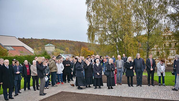 Zahlreiche Gäste waren zur Segnung und Vorstellung nach Maria Bildhausen gekommen, darunter auch Schwestern der St. Josefskongregation aus Ursberg. Foto: Friedrich