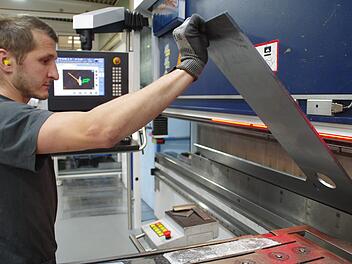 Eugen Rollmann arbeitet bei der Firma Weber in Kronach an einer Maschine, die Bleche millimetergenau faltet. Foto: Marco Meißner