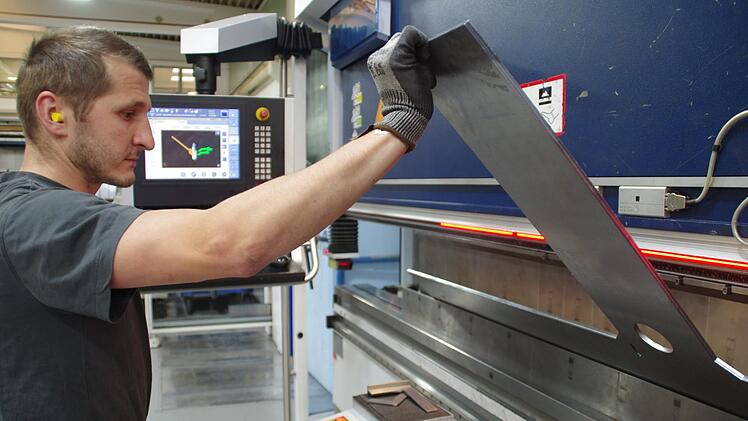 Eugen Rollmann arbeitet bei der Firma Weber in Kronach an einer Maschine, die Bleche millimetergenau faltet. Foto: Marco Meißner