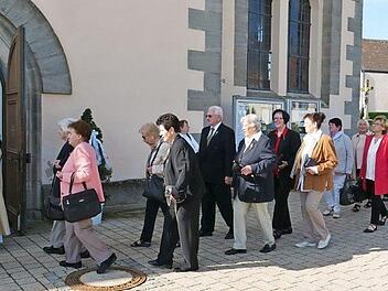 Die Jubilare beim Einzug in die Kirche Foto: Heike Reinersmann