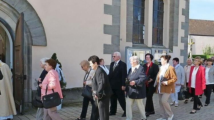 Die Jubilare beim Einzug in die Kirche Foto: Heike Reinersmann